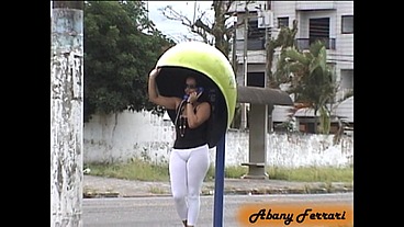 Exibicionismo na Rua de Calça Legging Transparente, mostrando a calcinha socada na Bunda