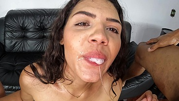 Ela entrou na Mansão e deu de cara com dois garanhões que em uma DP saciaram a safada - Mariana Torres