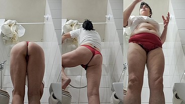mom cleaning the shower in thongs,mamá limpiando la ducha en tangas