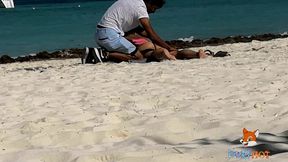 mostrando el culo en tanga por la playa y calentando a hombres, solo dos se animaron a tocarme