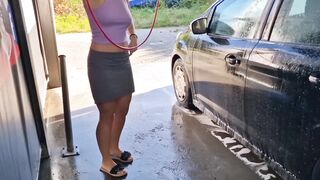 I undress while washing the car at the car wash, showing my tits and pussy in public