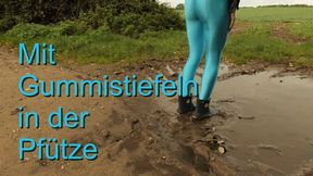 Wellies in the puddle - Gummistiefel in der Pfütze