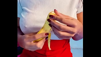 secretaria sem calcinha brincando com a banana gozou bastante