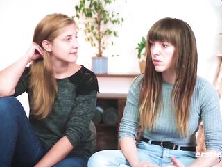 Ersties -Die Saarländerinnen Nicky F und Kate lecken und fingern sich gegenseitig