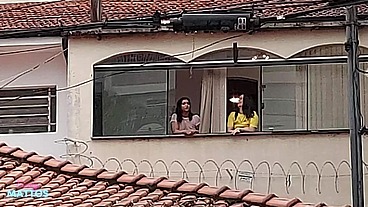 Transei com minha amiga na varanda de casa e ficamos pelada pro pessoal da rua