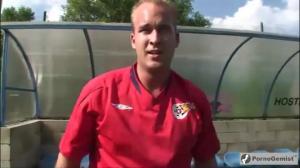 Blondje glipt de kleedkamer in van de voetbal club. Haar poesje wordt nat bij het zien van zijn piemel.