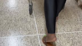 Balbina Shopping in Flip Flops