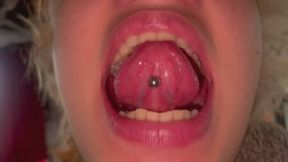 NO makeup goth girl MOUTH TOUR