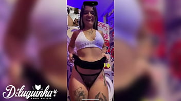 she called me in the bar bathroom to cum nicely on the video call