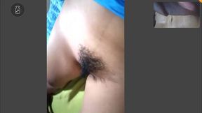 estaba sola en casa y muy cachonda, tuve mi primera videollamada: le muestro mi cono peludo a mi compadre para que se masturbe. ¿te gusta?