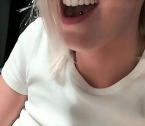 Public park pussy pleasure: Masturbating to orgasm in a risky spot