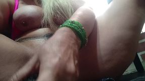 eu no salao de beleza, esperando para me atender me deu um tesao,masturbei com escova de cabelo escondido no cantinho