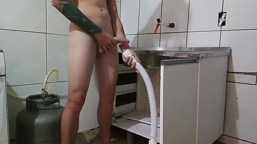 Pov encanador pervertido desentupindo sua pia com a rola