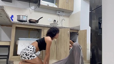 Una rica vecina sabe como pagar los trabajos en su casa con el mejor sexo de su vida.
