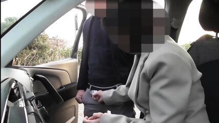 Partie de dogging en voiture au bord de la route