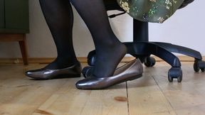 girl at work in ballet flats m0