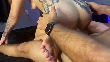 Palmadas no bumbum da ruiva pra amaciar e sentar gostoso na piroca