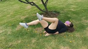 haciendo ejercicio sin ropa interior con un agujero en el short