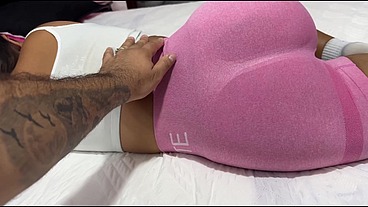 TOMA SU SIESTA Y LEVANTA A SU HERMANASTRA CON LA VERGA EN SU CULO