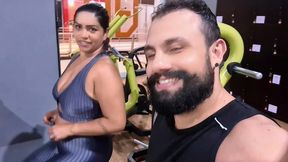 casal foi malhar e personal pediu a calcinha da esposa suadinha do treino