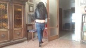 JEANS SHOW HER ASS BUT SHE GOES OUT ANYWAY