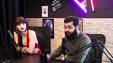 Lady Snow mostra os lindos peitos enquanto fala sobre engolir gozo - Lady Snow e Lord Kenobi