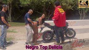 transei com a bartira luz em uma praca e em cima de uma moto, com todo mundo olhando.