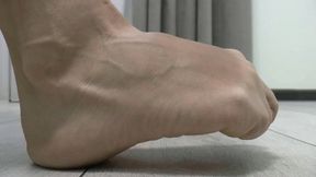Curl your toes hard, and you make them crack loud MP4 FULL HD 1080p
