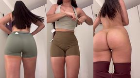 esposa gostosa se exibindo e experimentando roupas no provador do shopping