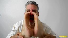 Watch Dick🌭 Daddy Richard Lennox flex his sweaty DILF bod in downward-facing dog