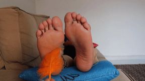 Dolce Amaran enjoy a delicious feather tickling FOR DEVICES MOBILE - BBW - BAREFFOT - TCKLES - TICKLING - FEATHER - LAUGHTER - GIGGLING - WINGGLING TOES