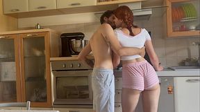 Girlfriend cooks, then we fuck on the kitchen table (DIA IN ITALIANO)