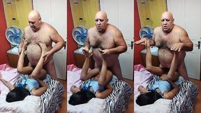 bem novinha na saida do colegio de tardezinha ela vem na casa do coroa so pra transar