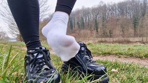 Schwarze Lack Buffalos und verspielte Socken am Flussufer