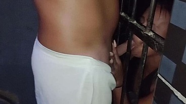 Comemorando o aniversário do marido dentro presídio com muito leite na buceta