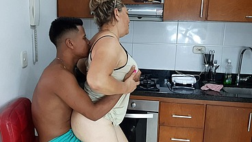 Le chupo la verga a mi hijastro en la cocina