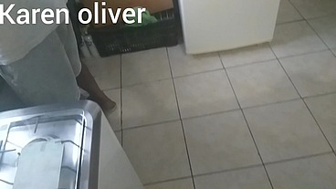 Corno lava a louça enquanto sua mulher chupa o negao debaixo dos seus olhos * jefao