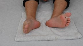 Dylan poses her oily bare feet (1080)