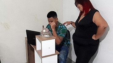 Mi secretaria es una madura muy caliente. Chupa muy rico mi verga