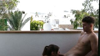 Par une chaude journee une brune suce la bite sur le balcon
