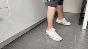 VOYEUR NEIGHBOUR WATCHING HER PRETTY FEET IN THE KITCHEN - MOV HD