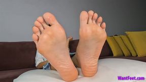 Playful Long Toes - Foot Fetish - HD MP4