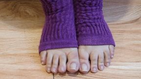 Dolce Amaran working her toes - FOR MOBILE DEVICE USERS -BBW - FEET - TOES - CLOSE-UP - NAILS - TOES WIGGLING - BAREFOOT -