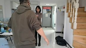 Black boot girl takes off her boots and ties her arms straight (Chinese model)
