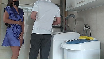 Casada provocando o técnico que foi arrumar a máquina de lavar roupas,a safada abriu o roupão na frente dele