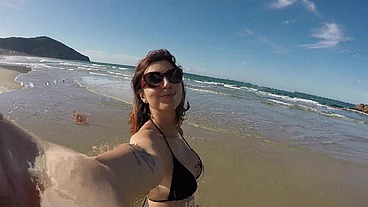 Conheci um surfista na beira da praia e levei pro airbnb