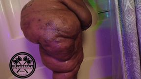 Biglizz takes a hot steamy shower