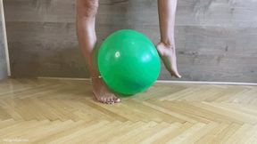 KIRA PLAYS WITH BIG BALLOON - MOV Mobile Version