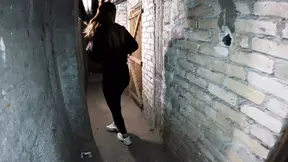 18 Year Old Girlfriend Afraid To Fuck In The Entrance And Was Fucked In The Basement Of The House