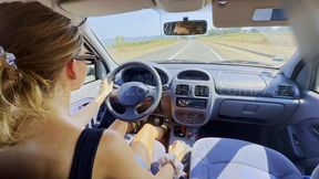 Lou drives with black sandales
